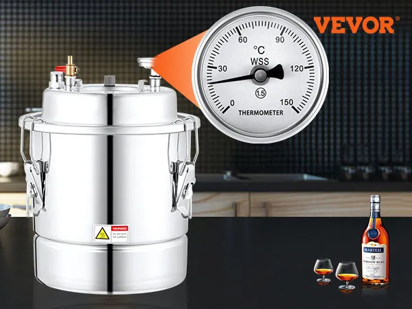 Destilador de alcohol VEVOR con termómetro incorporado, cuerpo de acero inoxidable y botella de alcohol cerca.