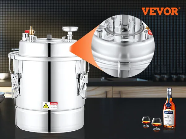 Destilador de alcohol VEVOR, cuerpo de acero inoxidable en la cocina, primer plano, botella con dos vasos cerca.
