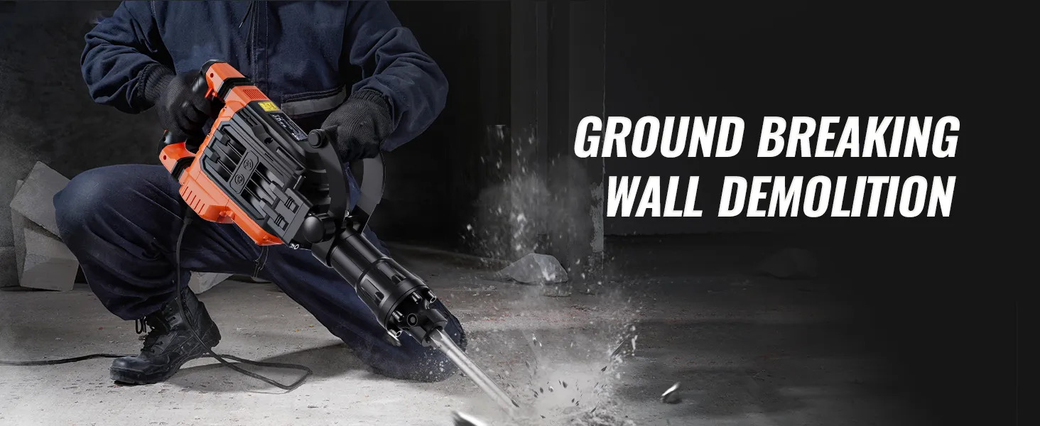 Trabajador que utiliza un martillo de demolición VEVOR para romper hormigón en un sitio de construcción poco iluminado.