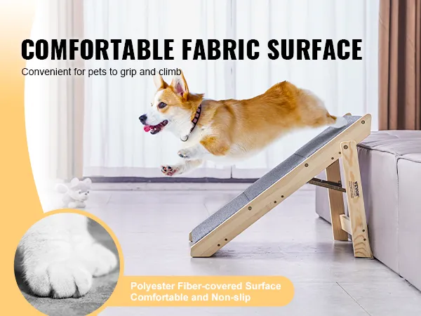 Corgi usa escaleras para mascotas VEVOR con una cómoda superficie de tela para subir a un sofá, en una sala de estar.