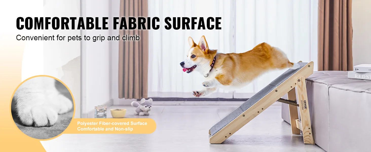 Corgi usa escaleras para mascotas VEVOR con una cómoda superficie de tela para subir a un sofá, en una sala de estar.