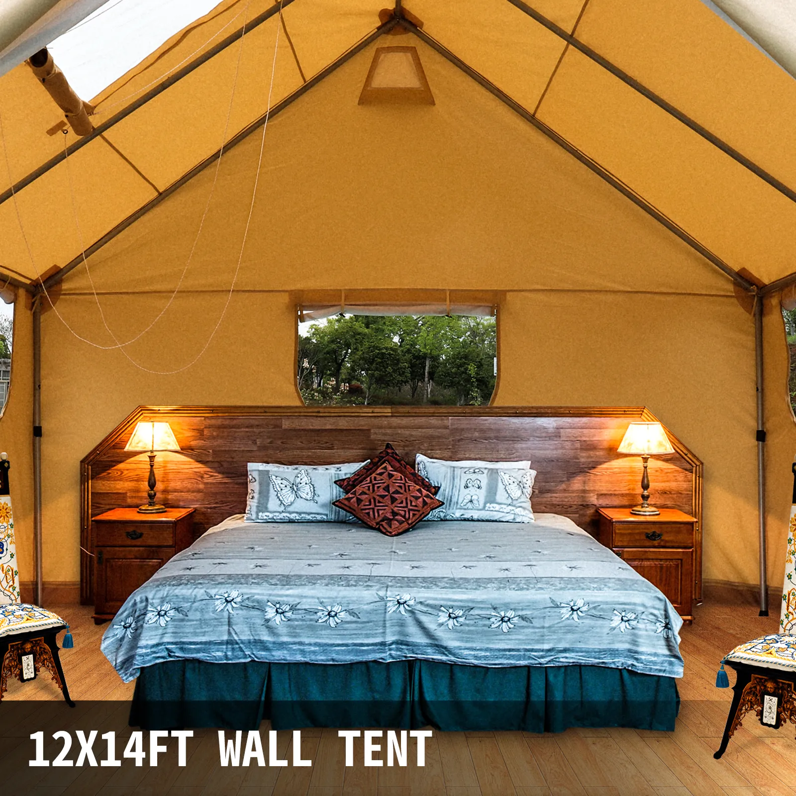 Tienda de campaña de lona VEVOR de 12 x 14 pies con cama, ventana y lámparas de noche.