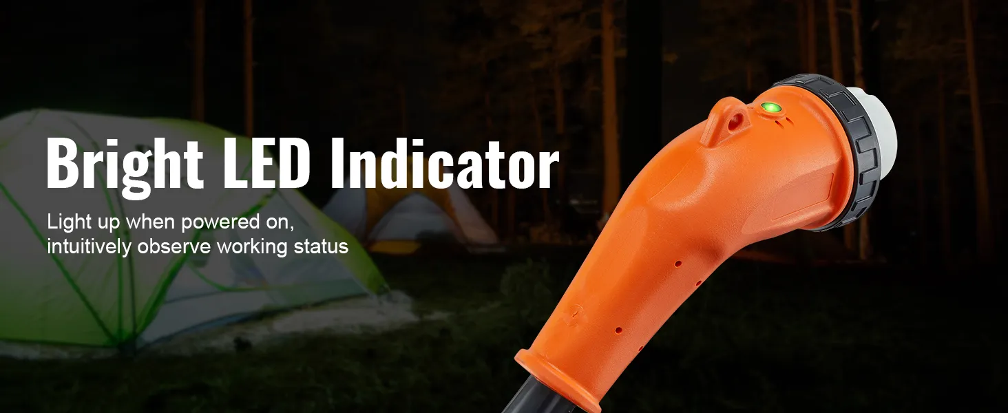 Enchufe de alimentación naranja con indicador LED para cable de alimentación de RV VEVOR, que brilla en verde en una escena de campamento nocturno.