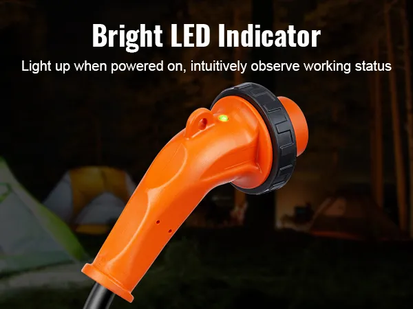 Enchufe naranja con indicador LED brillante para cable de alimentación de RV VEVOR cerca de carpas iluminadas por la noche.