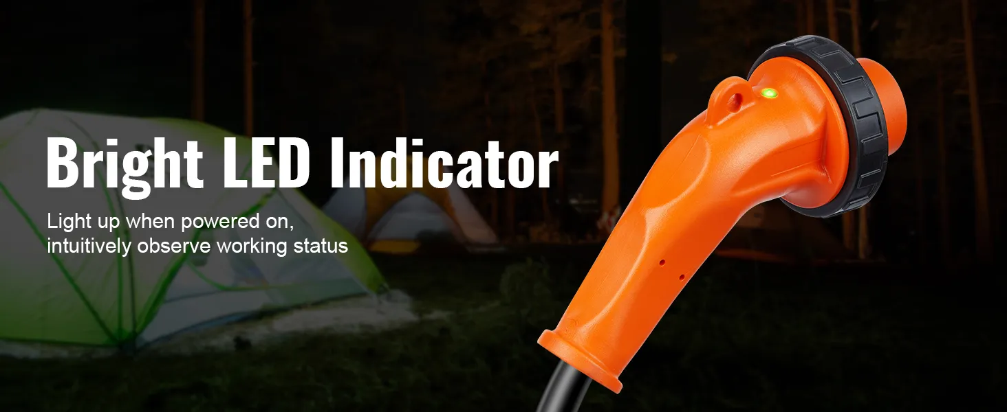 Enchufe naranja con indicador LED brillante para cable de alimentación de RV VEVOR cerca de carpas iluminadas por la noche.