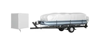 pontonboot op trailer afgedekt met VEVOR pontonboothoes, grenzend aan opbergzak.