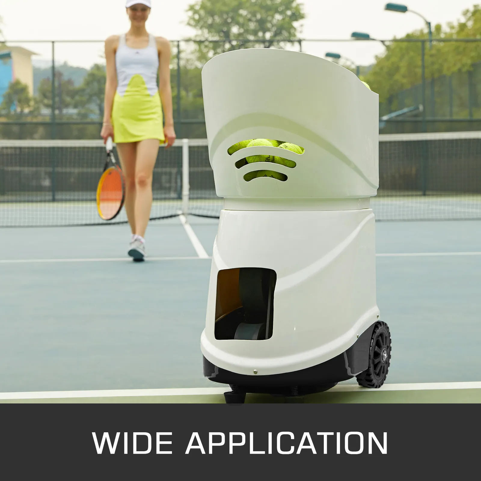 Tragbare Tennisballmaschine von VEVOR auf dem Platz, Tennisspieler im Hintergrund. Breite Anwendung.