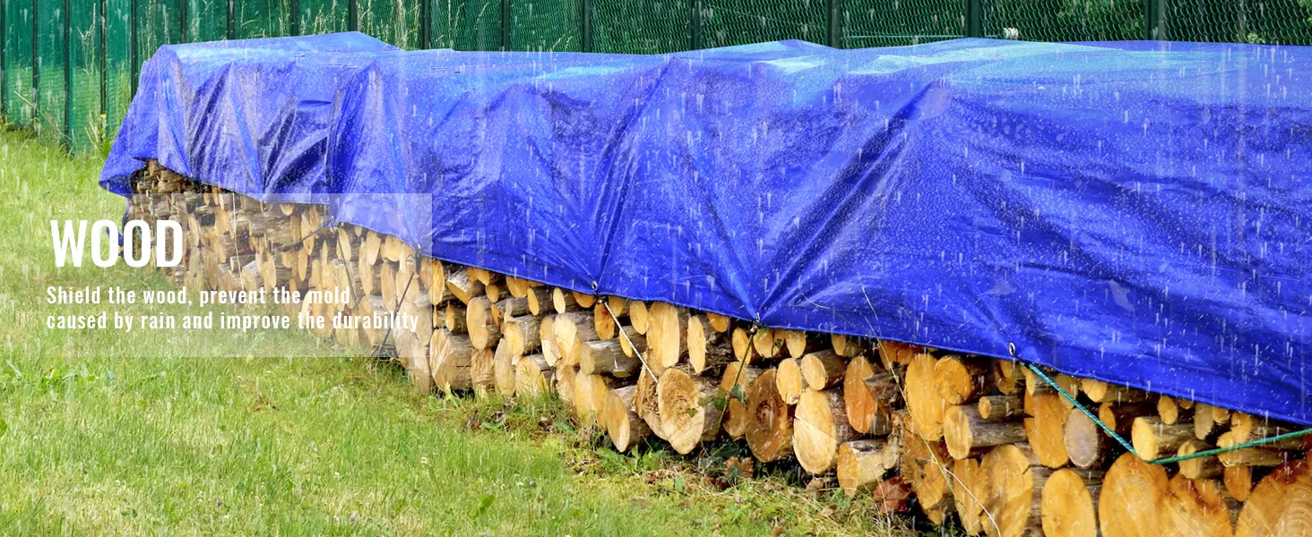 Pila de leña cubierta con una lona impermeable azul VEVOR que protege los troncos de la lluvia.