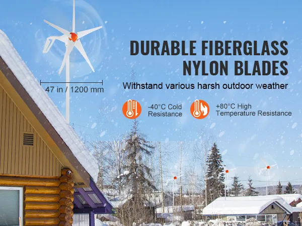 zimowa scena z chatą z bali, pokrytymi śniegiem dachami i generatorem turbiny wiatrowej VEVOR, prezentującym trwałe łopaty z włókna szklanego i nylonu.