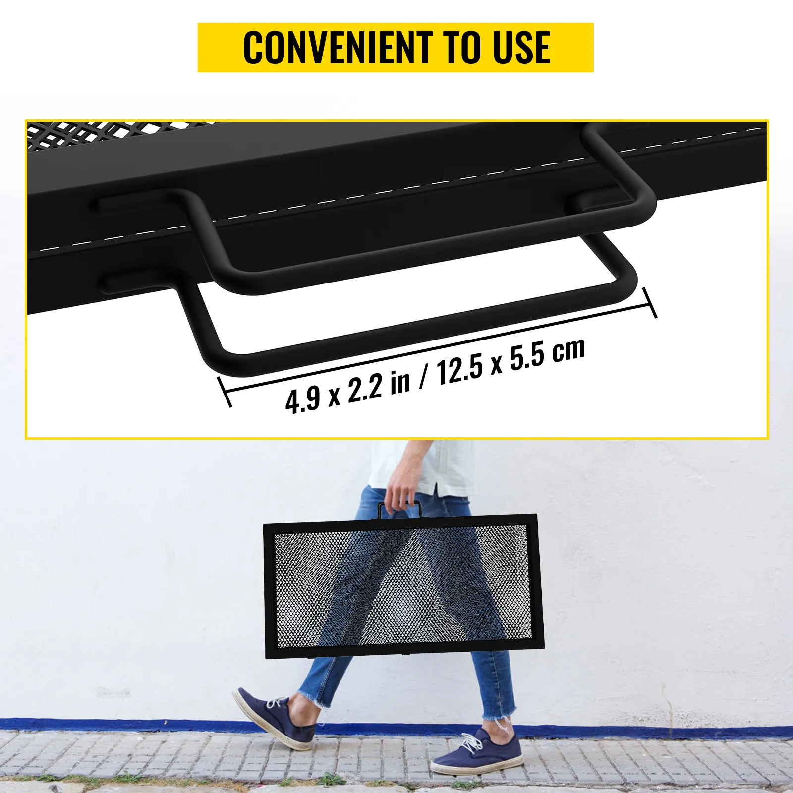 Person, die den VEVOR-Feuerstellen-Grillrost mit praktischen Griffen trägt, mit Abmessungen dargestellt.