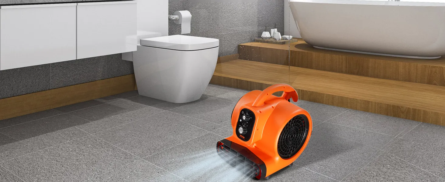 Soplador de piso VEVOR naranja sobre azulejos de baño grises, cerca de un inodoro blanco y una bañera independiente.