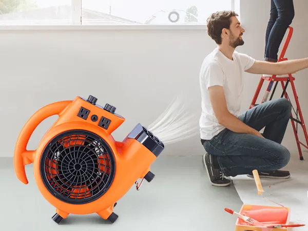 Soplador de piso VEVOR en una habitación que se está pintando, con muebles cubiertos de plástico y suministros de pintura esparcidos.