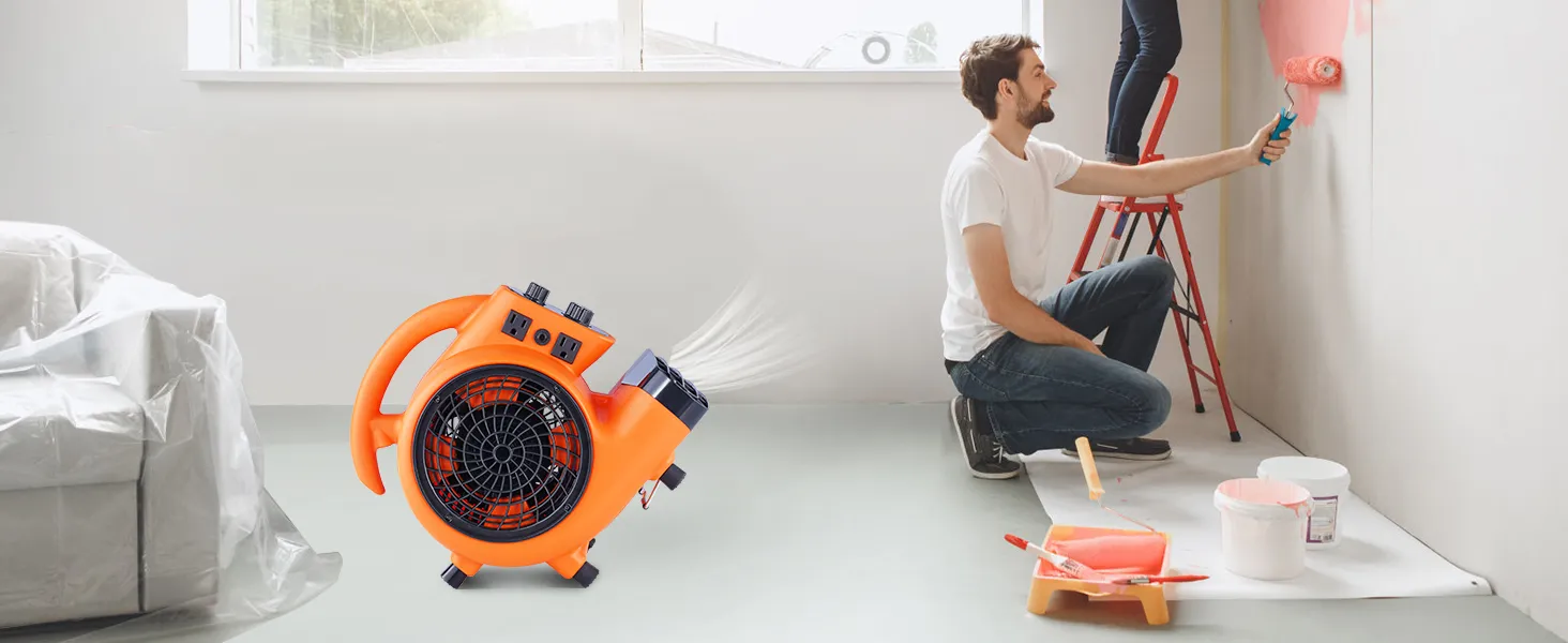 Soplador de piso VEVOR en una habitación que se está pintando, con muebles cubiertos de plástico y suministros de pintura esparcidos.