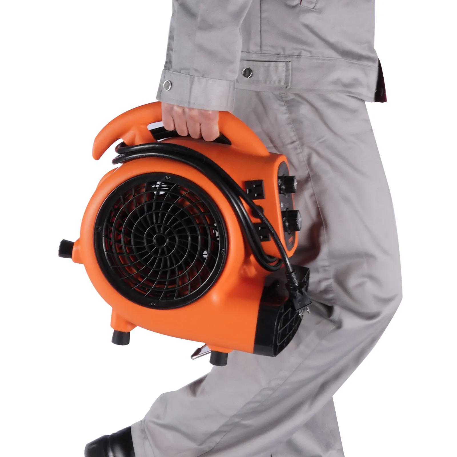 Persona que lleva un soplador de piso VEVOR naranja con un cable enrollado y una rejilla de ventilador negra.