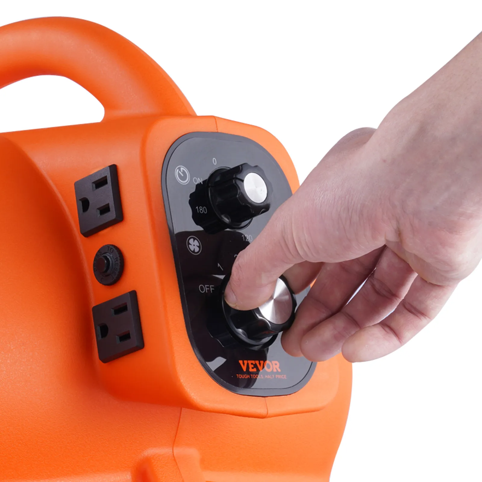 Ajuste manual de la configuración en un soplador de piso VEVOR naranja con tomas de corriente visibles.