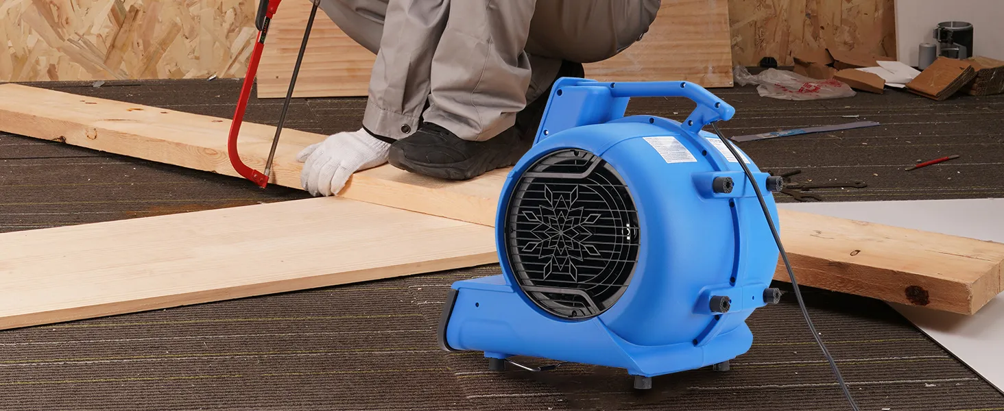 Trabajador que utiliza una sierra para madera con un soplador de suelos VEVOR en primer plano.