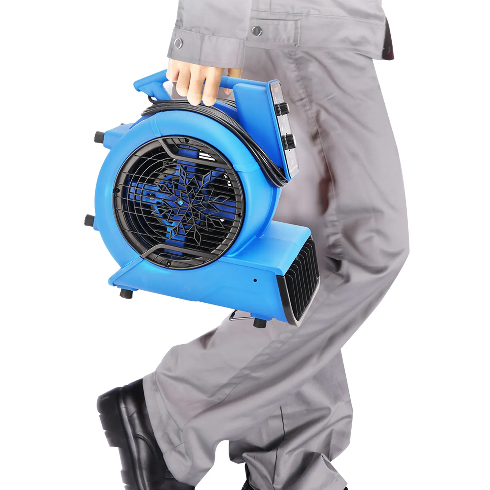 Persona que sostiene un soplador de piso VEVOR azul en una mano mientras camina, vestida con ropa de trabajo gris.