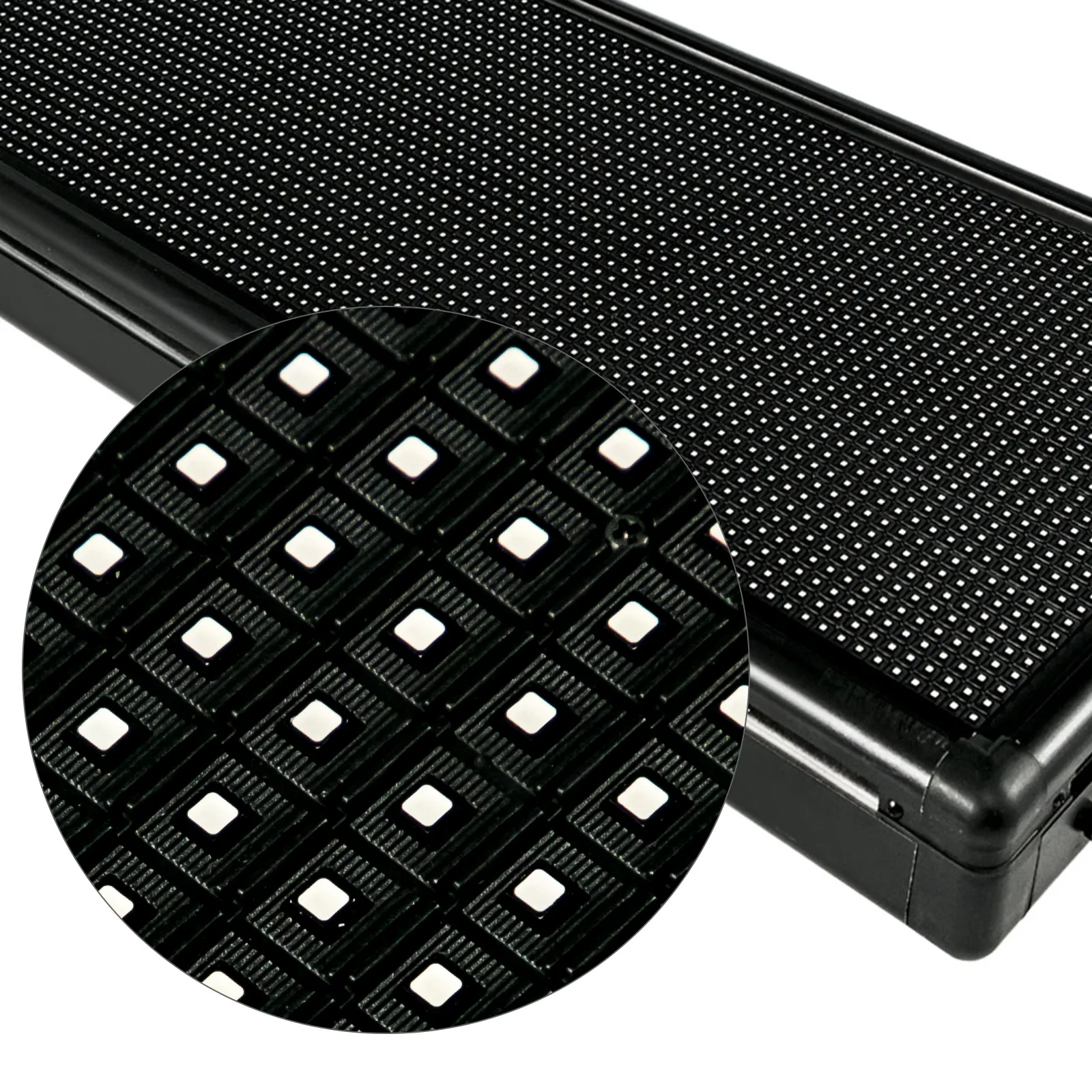 Letrero LED VEVOR con primer plano de detalles de luz pixelada, marco negro y patrón de cuadrícula.