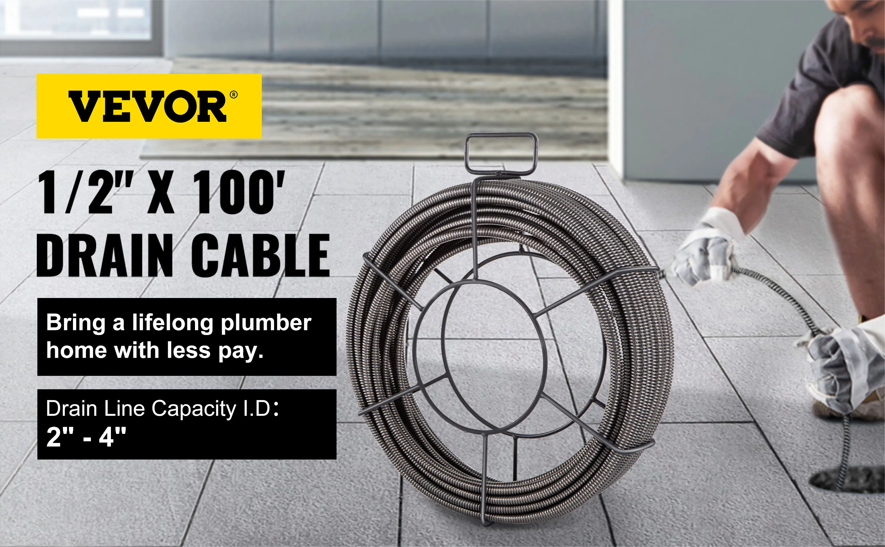 VEVOR-afvoerontstoppingskabel 1/2" x 100' tentoongesteld op de betegelde vloer met handschoenen en afvoer.