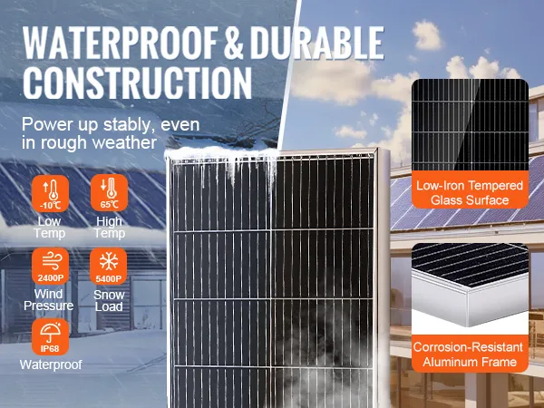 Kit de panel solar monocristalino VEVOR resistente al agua en el techo de una cabaña nevada y una casa moderna con especificaciones destacadas.