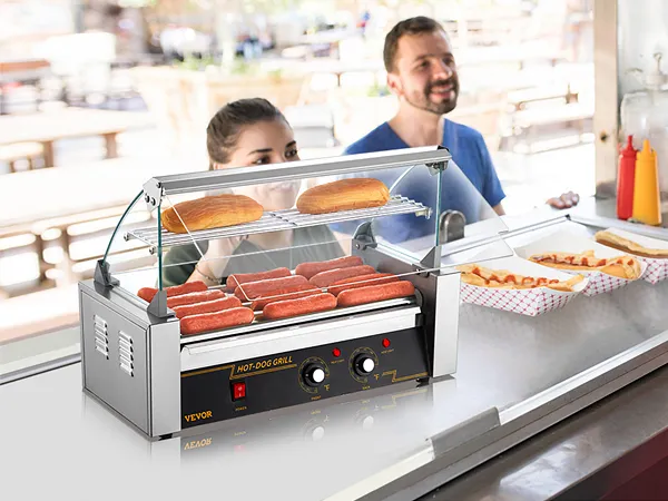 Hotdogs und Brötchen auf einem VEVOR-Hotdog-Roller in einem Imbissstand, mit einem Verkäufer, der Bestellungen aufnimmt, und Gewürzen in der Nähe.