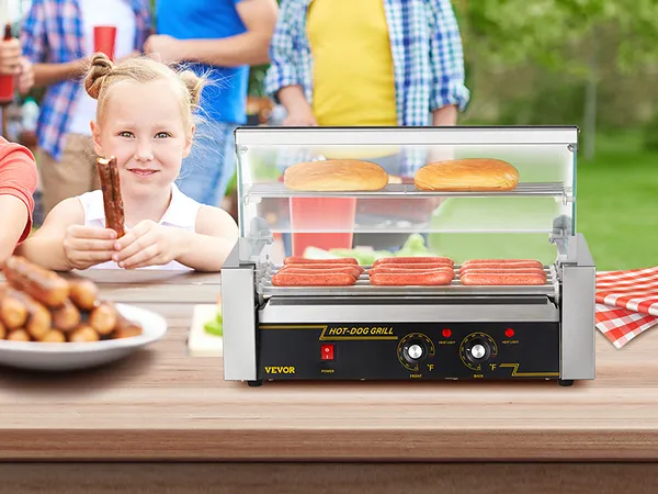 Kinder genießen Hot Dogs bei einer Veranstaltung im Freien, bei der der VEVOR Hot Dog Roller auf einem Picknicktisch zum Einsatz kommt.