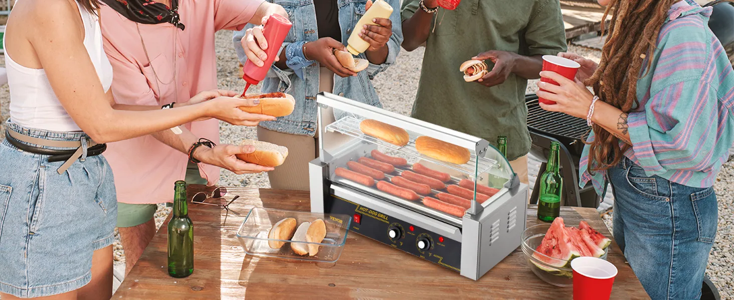 Freunde genießen ein Grillfest mit einem Hot-Dog-Roller von VEVOR und verfeinern die Hot Dogs mit Senf und Ketchup.