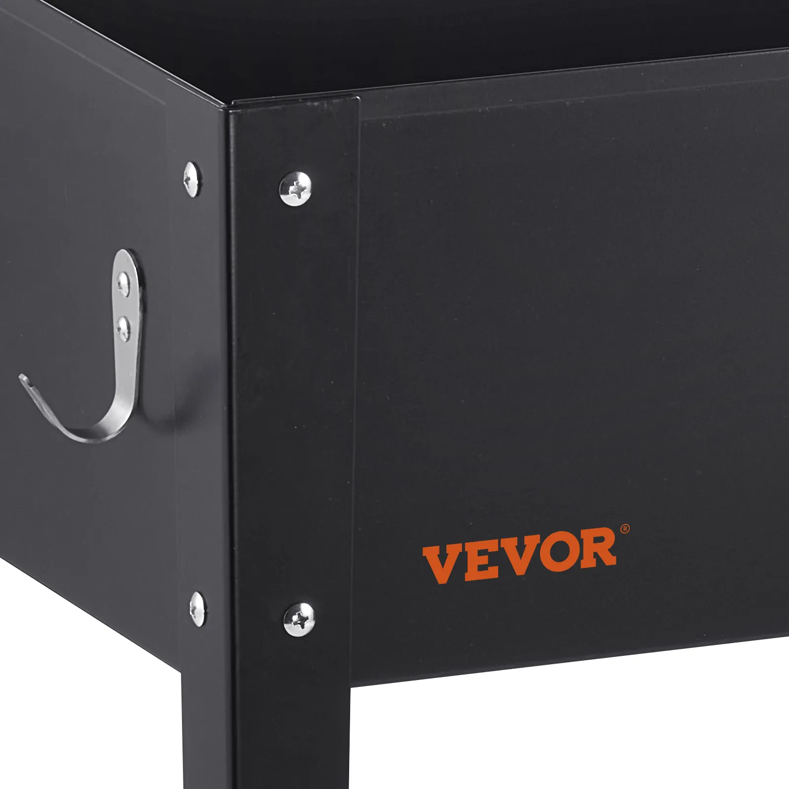 Zwarte VEVOR verhoogde tuinbak met hoekdetails, metalen haak en zichtbare schroeven.