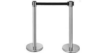 Poste de control de multitudes VEVOR con cinturón retráctil negro entre dos postes plateados.