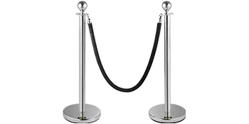 Dos postes de control de multitudes VEVOR plateados con una cuerda de terciopelo negro.