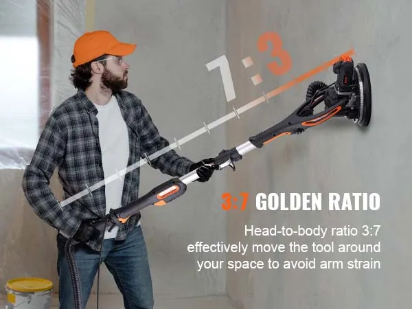 Contratista que utiliza lijadora de paneles de yeso VEVOR con diseño ergonómico para evitar la tensión en el brazo, enfatizando la relación 3:7.