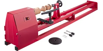 Torno de madera VEVOR rojo con herramientas y pieza de madera torneada en el husillo.