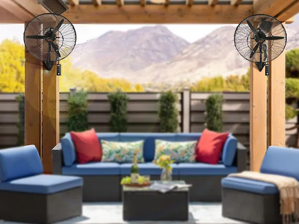 Außenterrasse mit zwei VEVOR-Wandnebelventilatoren auf Holzbalken, Bergen und Grün im Hintergrund.