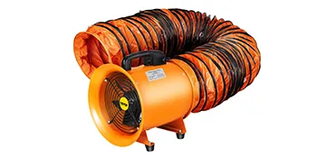 Ventilador utilitario VEVOR con manguera naranja y detalles en negro sobre fondo blanco.