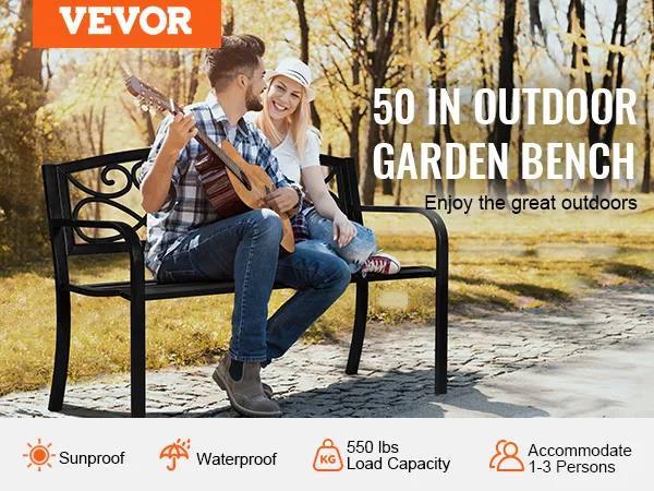 Ławka ogrodowa VEVOR w parku, na której siedzi para, wyróżniająca się odpornością na działanie promieni słonecznych i wody.