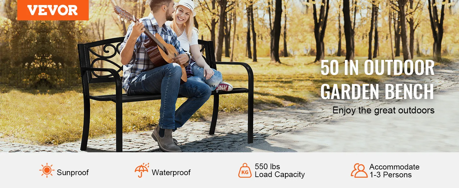 Ławka ogrodowa VEVOR w parku, na której siedzi para, wyróżniająca się odpornością na działanie promieni słonecznych i wody.