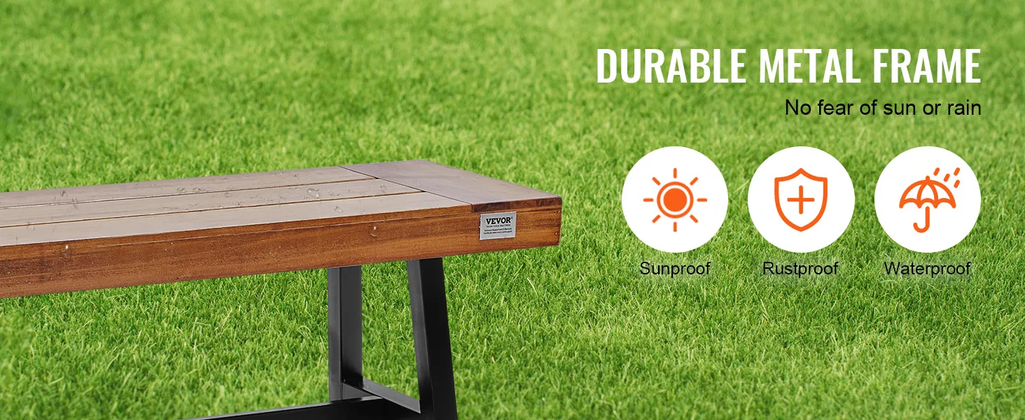 VEVOR-Gartenbank in einem Garten mit Rasen, die durch ihren robusten Metallrahmen sowie ihre sonnen-, rost- und wasserfesten Eigenschaften besticht.