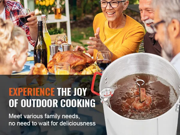 buiten koken met vrienden met behulp van de VEVOR kalkoenfriteuse, genieten van eten en drinken in een tuinomgeving.