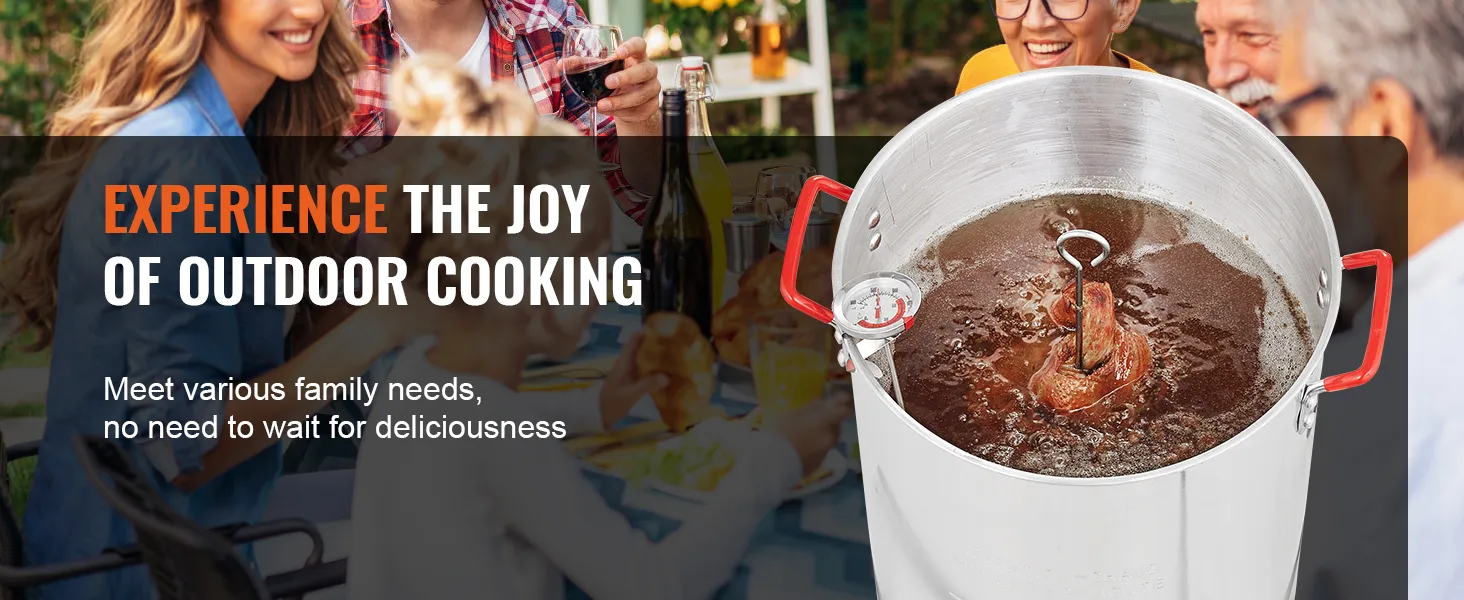 buiten koken met vrienden met behulp van de VEVOR kalkoenfriteuse, genieten van eten en drinken in een tuinomgeving.
