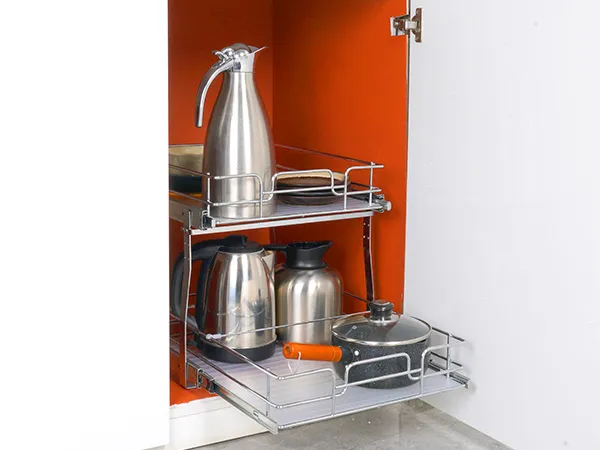 VEVOR uittrekbare kastorganizer met waterkokers en een pan in een keukenkastje.