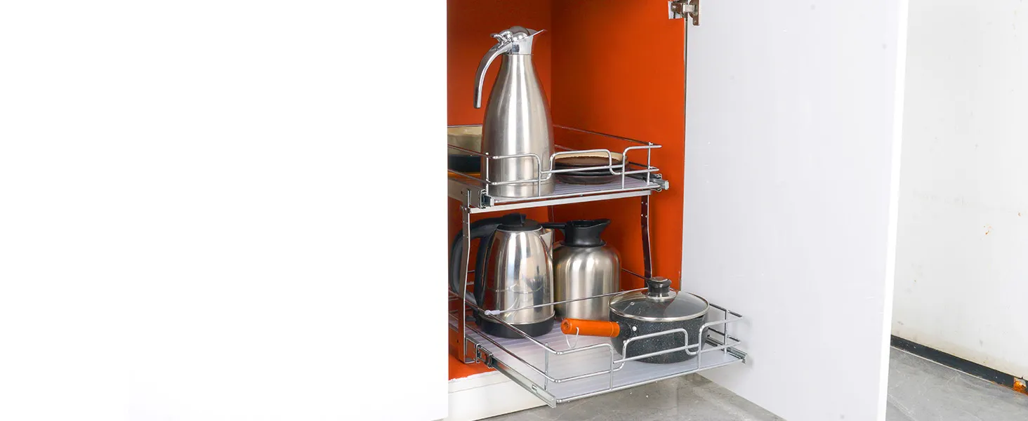 VEVOR uittrekbare kastorganizer met waterkokers en een pan in een keukenkastje.