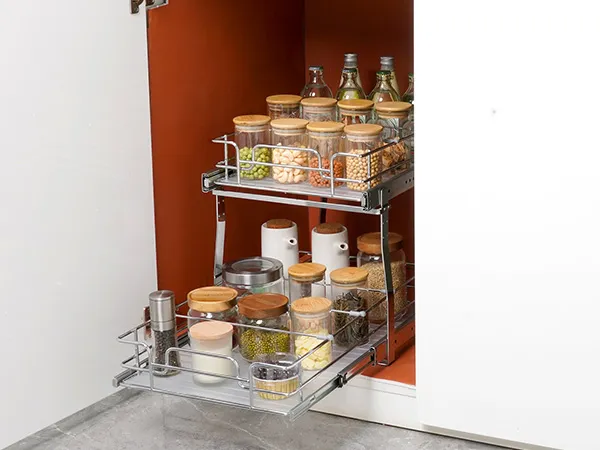 VEVOR uittrekbare kastorganizer met potten en flessen in een wit keukenkastje.