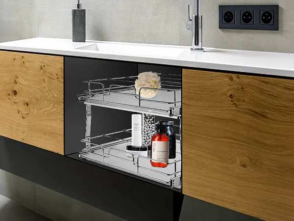 Moderne badkamer met VEVOR uitschuifbare kast onder houten en zwarte wastafel, naast de douche.