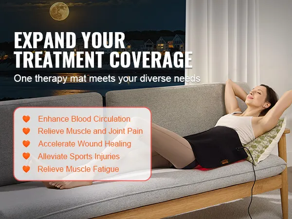 persoon die de VEVOR-lichttherapiemat op de bank gebruikt, wat een betere bloedsomloop en pijnverlichting bevordert.