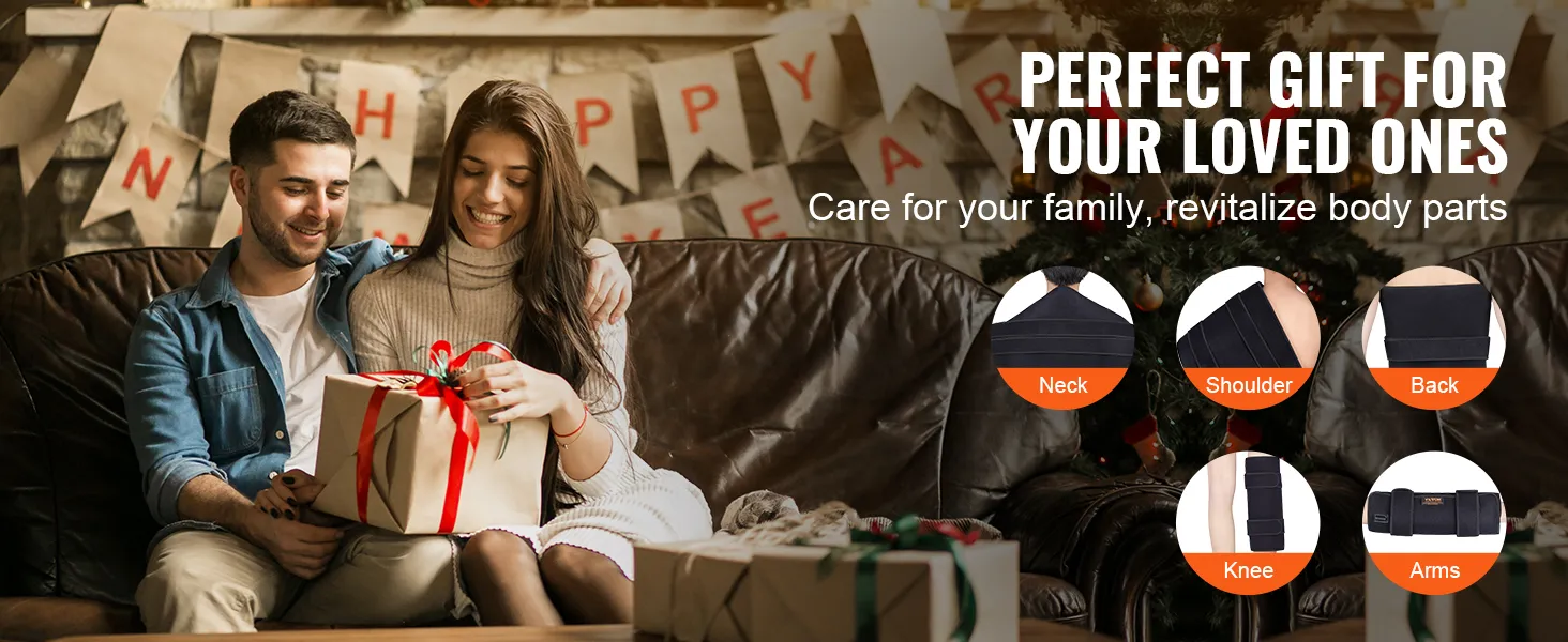 Een stel wisselt cadeaus uit op de bank met een promotietekst voor VEVOR-lichttherapieproducten met rood licht voor de nek, schouders, rug, knieën en armen.