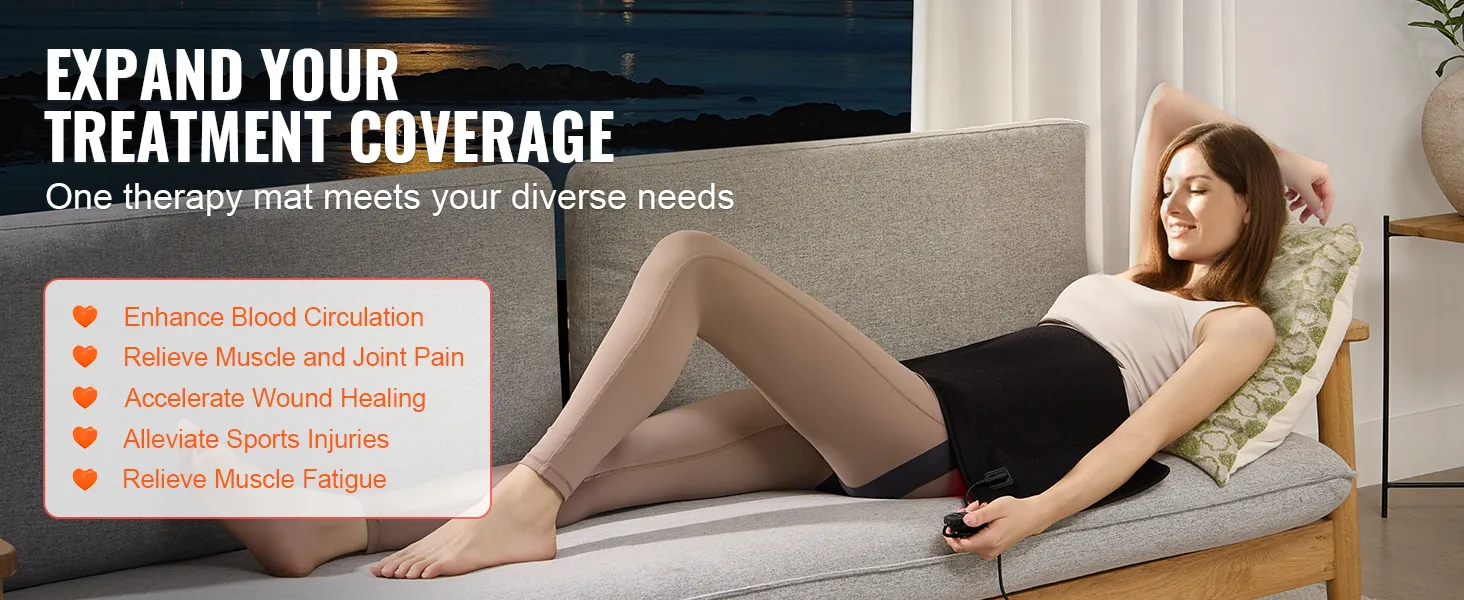 Mujer que utiliza la esterilla de terapia de luz roja VEVOR en un sofá para aliviar el dolor muscular y articular y mejorar la circulación sanguínea.