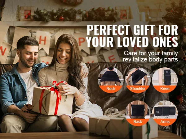 Pareja intercambiando regalos en un entorno festivo; promueve la esterilla de terapia de luz roja VEVOR para cuello, hombros, rodillas, espalda y brazos.