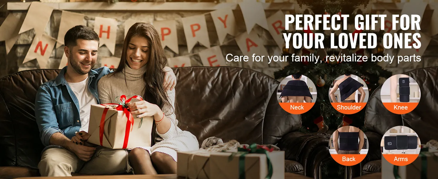 Pareja intercambiando regalos en un entorno festivo; promueve la esterilla de terapia de luz roja VEVOR para cuello, hombros, rodillas, espalda y brazos.