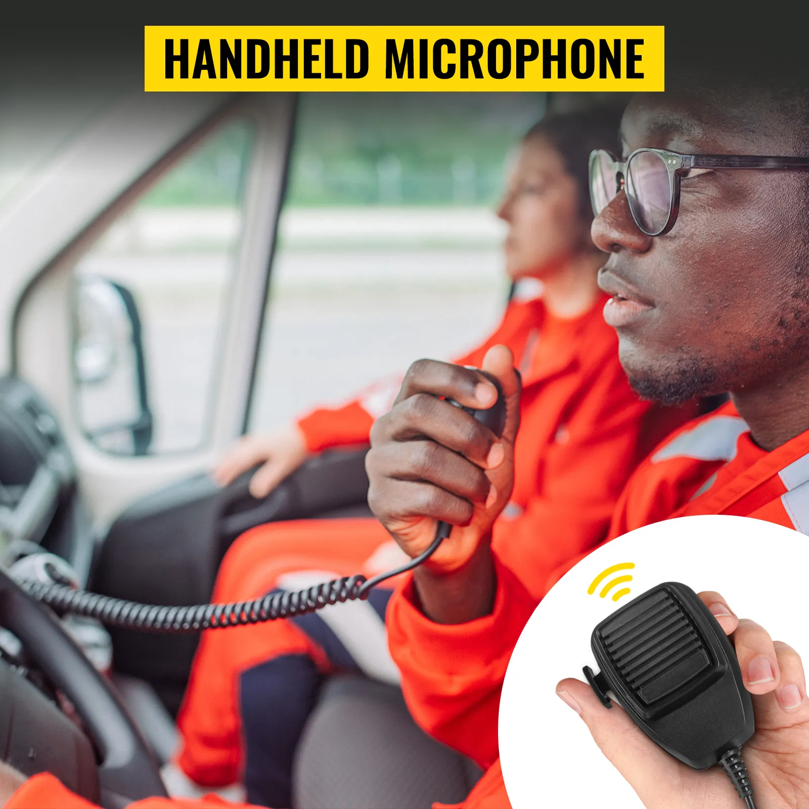 agente di polizia che utilizza un allarme di avvertimento per auto VEVOR con un microfono portatile in un'auto di pattuglia.