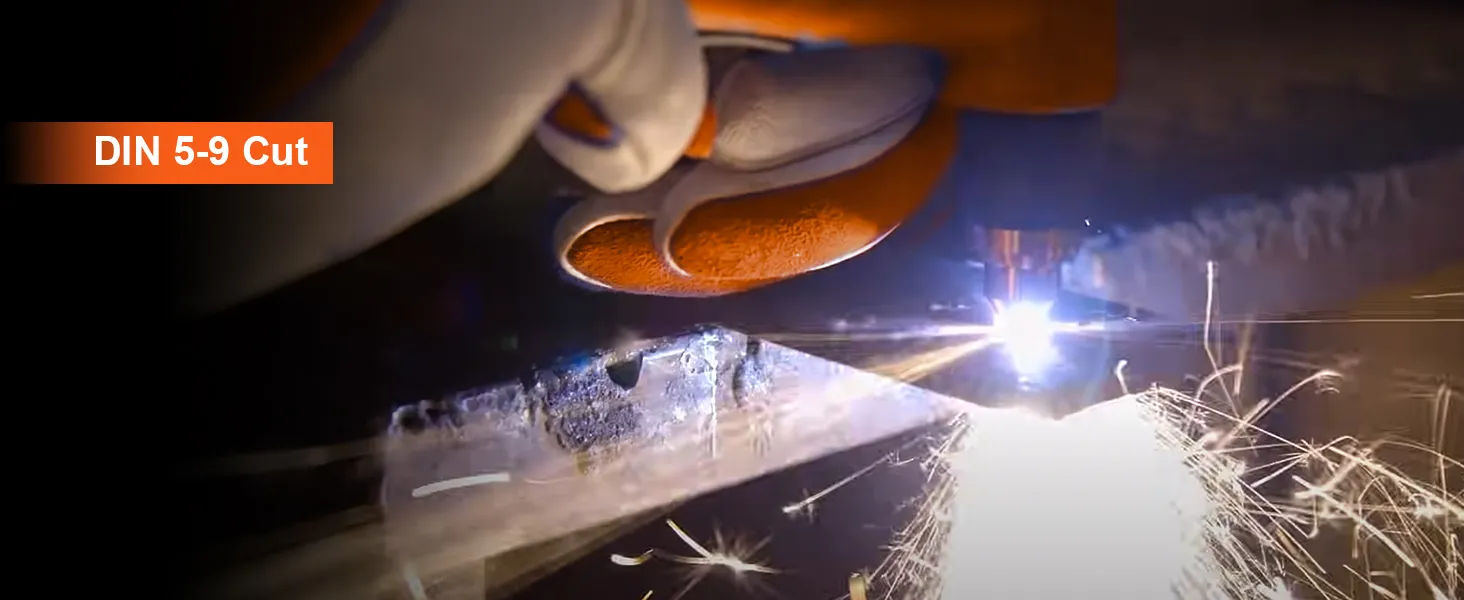 Soldador que utiliza un casco de soldadura con oscurecimiento automático VEVOR, cortando metal con chispas brillantes y luz.